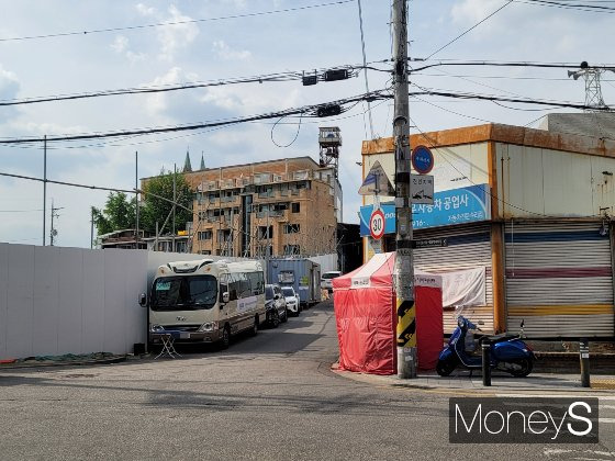 지난 4월24일 사거리에서 바라본 서울 성북구 장위동 68-37일대. '애국 순찰팀'의 붉은 텐트가 보이며 그 옆에는 교회로 가는 입구가 보인다. /사진=신유진 기자