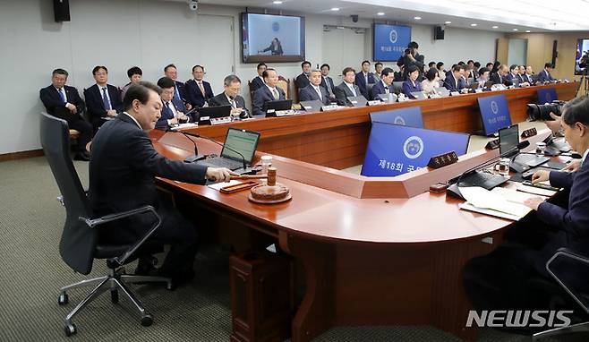 [서울=뉴시스] 홍효식 기자 = 윤석열 대통령이 2일 오전 서울 용산 대통령실 청사에서 국무회의를 주재하고 있다. 2023.05.02. yesphoto@newsis.com