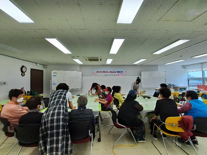 울산광역시 북구는 5월 한 달 동안 어르신을 대상으로 찾아가는 한글교실을 운영한다. 북구청 제공