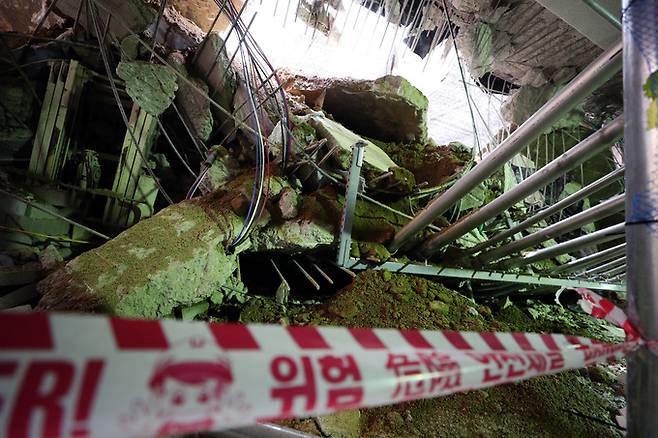 2일 오후 인천시 서구 검단신도시 모 아파트 건설 현장에서 구조물이 파손돼 있다. 이곳에서는 지난달 29일 지하 주차장 1∼2층의 지붕 구조물이 무너지는 사고가 발생했다. 인천=연합뉴스