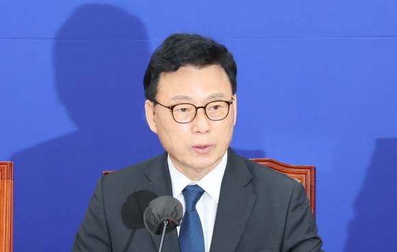 발언하는 박광온 원내대표 - 박광온 더불어민주당 박광온 원내대표가 2일 오전 서울 여의도 국회에서 열린 원내대책회의에서 발언하고 있다.  연합뉴스