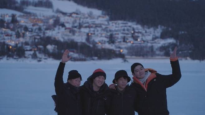 ▲ tvN 예능 프로그램 '텐트 밖은 유럽-노르웨이 편' 단체 사진. 제공ㅣtvN