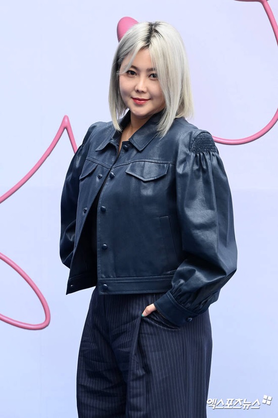 Singer and painter Solbi (Kwon Ji-an), head of the agency, reportedly received an investment suspension from CEO Ra Deok-yeon, who was cited as the head of the stock price manipulation group.An official of Solbi agency M.A.P Crew said on the 2nd, The agency representative has received the investment suspicion of Mr. La Duck-yeon in the past, he said.Earlier in the day, a media outlet disclosed the interview with Solbi agency CEO A, saying he had received investmentsuggestion from per diem, known as a key force in the Kabuka B ⁇ raku incident from the SGPakistan Stock Exchange.According to the report, Mr. La purchased 30 million won worth of works at the exhibition held by Solbi agency and invited Investment.According to Mr. A, Mr. La purchased 6 million won worth of works at that time and suspended the investment by asking him to reinvest Grim with money.An agency official said, Solbis solo exhibition was held, not a solo exhibition, and I bought works by other artists. Both Solbi and CEO A explained that there is no stock account.Meanwhile, prosecutors and financial authorities have begun investigating the recent collapse of the SGPakistan Stock Exchange.Im Chang-jung was shocked by the fact that Im Chang-jung was involved in the case, and Im Chang-jung is appealing that he is also a victim.Photograph: DB