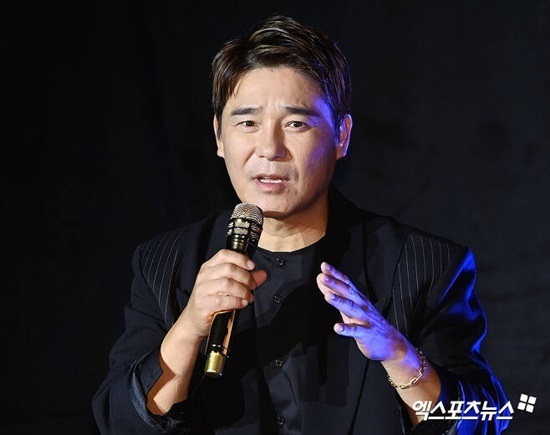 While Singer Im Chang-jung has been complaining of investment damage every day, Solbi (Kwon Ji-an) also turned down the investment proposal.Solbi, who rejected per diems offer, and Noh Hong-chuls behavior are attracting attention again.Recently, Shares plummeted from SG Securities Beef shank occurred.Police and financial authorities have launched an investigation and per diem, suspected of operating force of influence, is accused of raising more than a dozen stocks by attracting funds to professionals, celebrities and other wealthy investors.Im Chang-jung was reported to have sold a portion of Jasins entertainment companys stake for 5 billion won and reinvested 3 billion won to SharesFalsify force of influences.He claimed that he invested 1.5 billion won in the account of Jasin and his wife, and now he owed 6 billion won.The subsequent Shares collapse caused a debt of 6 billion and appealed to Jasin to launch a group activity and worry about the salaries of agency employees.On the first day of the JTBC The Newsroom, Im Chang-jung reported on the situation in which he participated in the business of the Sharing stage.Im Chang-jung, who was in the video that was released at the time, raised controversy by praising Mr. Rahdok Yeon, who was pointed out as the general manager of the Sharesoperating stage, saying, This is Religion.After the report, an official of Im Chang-jung said on the day, The video released on the 1st is the same video as the video reported by SBS on the 30th. Im Chang-jung went to the event, It was a golf charity meeting.Im Chang-jung was an Event Singer and he was in a position to look good.I also sing songs according to the purpose, and I said, I will have fun like the event I originally did, such as I will invest in Raduk Yeon if I make money. He also stressed, The group itself is a group of people who made a lot of profits by investing in CEO Ra. There was no need to recommend them.Im Chang-jung has been explaining every day, and another case that did not respond to the investment proposal has attracted attention.On the second day, the media released an interview with Solbi agency representative A, who had received an investment proposal from La.According to the report, Mr. La purchased 30 million won worth of works at the exhibition held by Solbi agency and invited Investment.At that time, Mr. La was reported to have proposed investment by purchasing six works of 5 million won and reinvesting the paintings with money.A representative of Solbi agency M.A.P Crew said on the 2nd, The agency representative received the investment proposal of Mr. La Duck-yeon in the past, but he refused because he did not trust his speech or behavior.Solbi and CEO A do not have a stock account, he said again.Noh Hong-chul also announced that he had been offered investment from them on the 27th of last month but refused.An agency official at FNC Entertainment said, Noh Hong-chul has confirmed that Shares Falsify per diem has been offered an investment but refused, he said. It is not related to Shares Falsify Beef shank.Photograph: DB