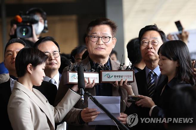 송영길, 검찰 앞 기자회견 (서울=연합뉴스) 신준희 기자 = 더불어민주당의 '2021년 전당대회 돈 봉투 의혹'과 관련해 금품 살포의 최종 수혜자로 지목된 송영길 전 대표가 2일 오전 서울 서초구 서울중앙지검 앞에서 입장 발표를 하고 있다. 2023.5.2 hama@yna.co.kr