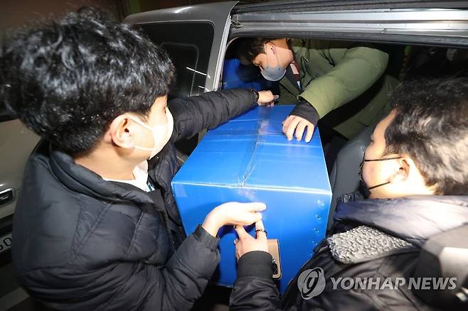 압수품 차량으로 옮기는 경찰 [연합뉴스 자료사진]