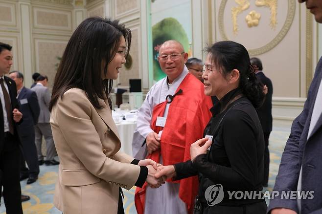 국가무형문화재 보유단체 전승자 오찬 참석한 김건희 여사 (서울=연합뉴스) 임헌정 기자 = 김건희 여사가 2일 청와대 영빈관에서 열린 국가무형문화재 보유단체 전승자 오찬에서 참석자들과 악수하고 있다. 2023.5.2 [대통령실 제공. 재판매 및 DB 금지] kane@yna.co.kr