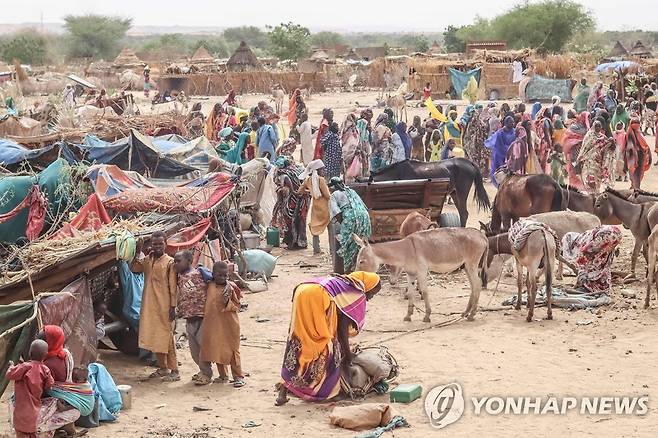 국경을 넘어 차드로 피신한 수단 난민들. [AFP 연합뉴스 자료사진. 재판매 및 DB 금지]