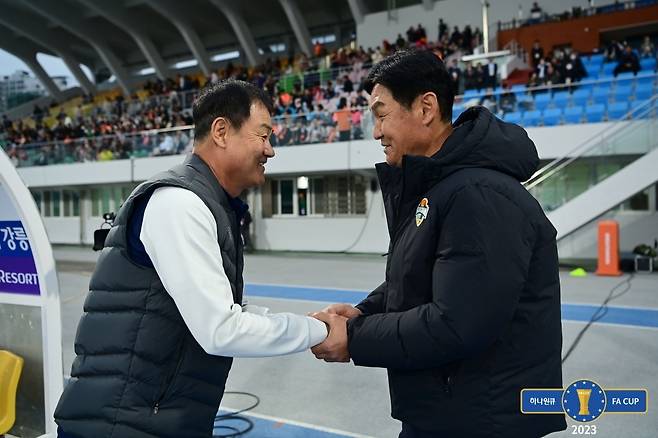 악수를 나누는 충북청주 최윤겸 감독(왼쪽)과 강원 최용수 감독 [대한축구협회 제공. 재판매 및 DB 금지]