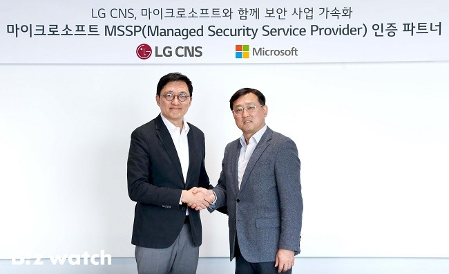 배민 LG CNS 보안·솔루션사업부장(왼쪽)과 장홍국 한국마이크로소프트 글로벌 파트너 솔루션 부문장./사진=LG CNS 제공