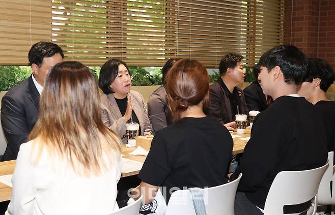 3일 오전 아주대학교 기숙사식당에서 곽미숙 대표의원을 비롯한 경기도의회 국민의힘 대표단이 학생들과 함께 아침을 먹으며 ‘천원의 아침밥’에 대한 의견을 청취하고 있다.(사진=경기도의회 국민의힘)