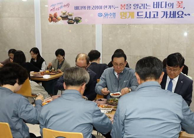 수협중앙회가 3일 서울 송파구 본사 구내식당에서 노동진 수협중앙회장(오른쪽 두번째)을 비롯한 임직원이 참석한 가운데 멍게 어가를 돕기 위한 시식행사를 열고 있다.(사진=수협)