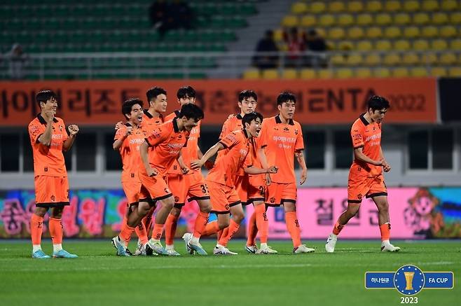 강원FC 선수들이 승부차기에서 승리하고 환호하고 있다. [대한축구협회 제공]