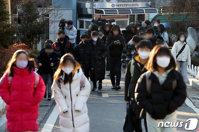 한 초등학교에서 학생들이 마스크를 착용한 채 등교하고 있다. (공동취재) /뉴스1 ⓒ News1 장수영 기자