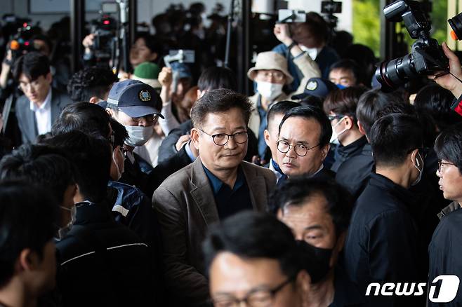 '전당대회 돈봉투' 의혹을 받는 송영길 전 더불어민주당 대표가 2일 서울 서초구 서울중앙지검에서 검찰 조사가 불발된 후 중앙지검을 나서고 있다. 검찰은 사전 조율이 없었다며 송 전 대표의 출입을 불허, 조사가 불발됐다. 이에 송 전 대표는 기자회견을 열고 "주위 사람을 괴롭히지 말고 저 송영길을 구속시켜주길 바란다"며 검찰 수사에 강한 불만을 나타냈다. 2023.5.2/뉴스1 ⓒ News1 유승관 기자