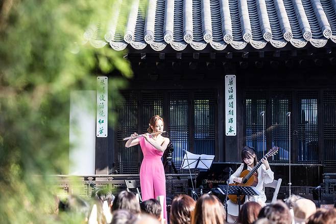 '윤보선 고택'에서 지난 1일 열린 제18회 서울스프링실내악축제의 '고택음악회 1-균형잡기'에서 최나경(플루트)과 박규희(기타)가 연주 중인 모습. (서울스프링실내악축제 제공)