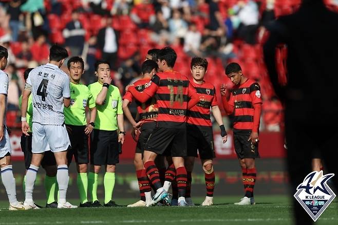 포항 선수들이 지난달 30일 10라운드 인천전에서 패한 뒤 아쉬워하고 있다. 제공 | 한국프로축구연맹