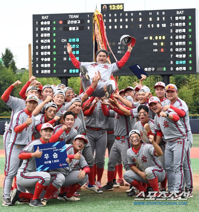 제76회 청룡기 전국고교야구선수권대회 결승전 충암고와 군산상업고의 경기가 5일 공주시립야구장에서 열렸다. 우승을 차지한 충암고 선수들이 이영복 감독을 헹가래 치고 있다. 공주=박재만 기자 pjm@sportschosun.com/2021.09.05/