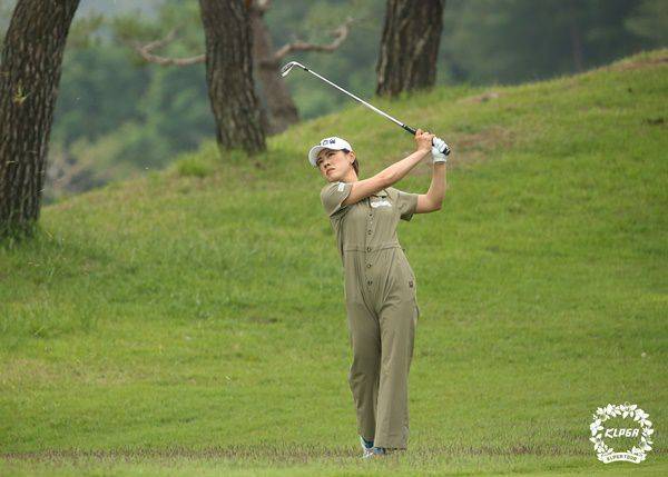 지난 2021년 5월 열린 두산 매치플레이 챔피언십에서 점프수트 패션을 선보인 박주영./KLPGA