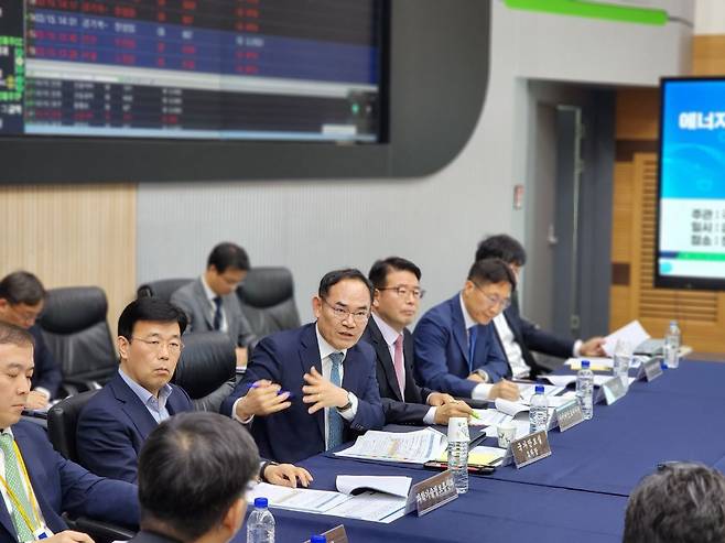 임종득 국가안보실 제2차장이 3일 한국전력거래소를 방문해 전력망 사이버공격 대응태세를 현장 점검하고 있다. /대통령실 제공