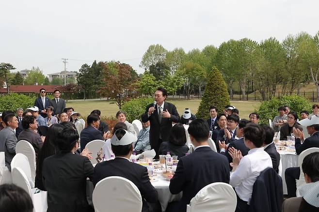 윤석열 대통령이 2일 오후 용산 대통령실 청사 앞 파인그라스에서 열린 용산어린이정원 개방 계기 출입 기자단 오찬 간담회에서 참석자들과 대화하고 있다. ⓒ대통령실