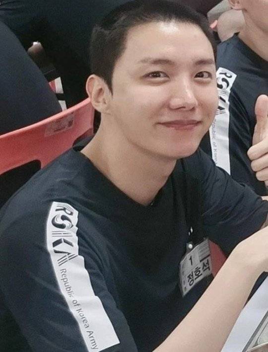 지난달 25일 공개된 훈련병 제이홉의 밝은 모습. (36사단 카페)