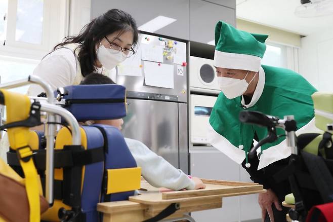 김병준 전국경제인연합회 회장직무대행(오른쪽)이 3일 경기 광주 한사랑장애영아원에서 열린 '경제계가 함께하는 5월의 크리스마스 캠페인'에서 어린이와 인사하고 있다. 전경련 제공