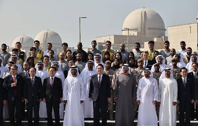 지난 1월 아랍에미리트(UAE)를 국빈 방문한 윤석열 대통령이 바라카 원자력발전소에서 열린 바라카 원전 3호기 가동식에서 무함마드 빈 자예드 알 나흐얀 UAE 대통령 등 참석자들과 기념촬영을 하고 있다. 연합뉴스