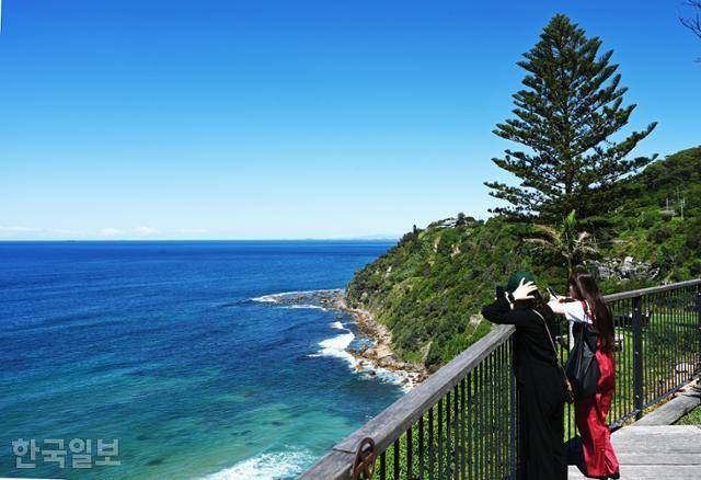 시드니 남부 울런공의 그랜드퍼시픽 드라이브 관광도로에 위치한 식당의 바다 전망.