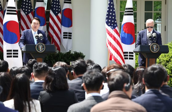 윤석열 대통령과 바이든 미국 대통령이 지난달 26일(현지시간) 소인수회담을 마치고 백악관 로즈가든에서 공동기자회견을 하고 있다. 강정현 기자