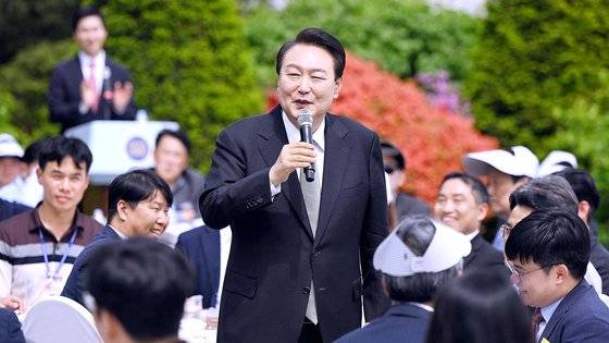 윤석열 대통령이 2일 서울 용산 대통령실 청사 앞 야외 정원인 '파인그라스'에서 출입 기자단과 오찬 간담회를 하고 있다. 사진 대통령실