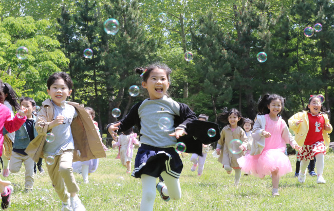 지난해 5월 어린이날 광주 북구 전남대학교 교정에서 북구청직장어린이집 어린이들이 마스크를 벗고 야외활동을 즐기고 있다. 연합뉴스