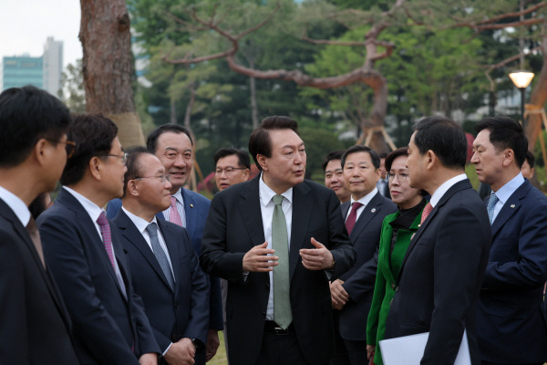 윤석열 대통령이 2일 오후 서울 용산 대통령실 청사 앞 야외 정원인 ‘파인그라스’에서 국민의힘 김기현 대표와 윤재옥 원내대표 등 여당 원내 지도부와 만찬을 함께하며 대화하고 있다. 연합뉴스