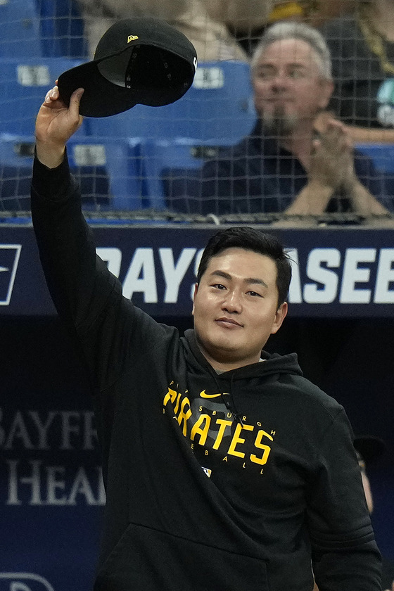 Choi Ji-man of the Pittsburgh Pirates waves his hat to the fans after a video tribute played by the Tampa Bay Rays during the second inning of a game at Tropicana Field in St. Petersburg, Florida on Tuesday. Choi played for the Rays from 2018 to 2022, becoming a fan favorite and a prolific slugger before he was traded to the Pirates ahead of the 2023 season. He returned to Tropicana Field with the Pirates this week despite being out for two months with a left Achilles strain.  [AP/YONHAP]