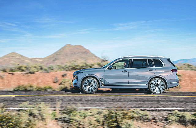 BMW 신형 X7의 측면 모습. 전장 5180㎜, 전고 1835㎜, 전폭 1990㎜으로 몸집이 거대하다. 23인치짜리 타이어가 이 우람한 덩치를 받치고 있다. BMW코리아 제공