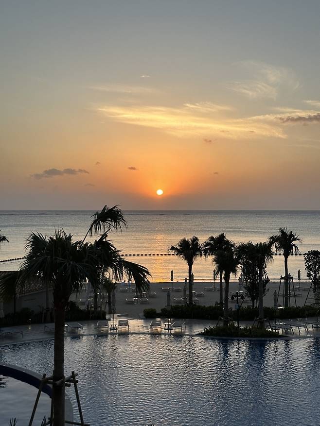 야외 수영장에서 감상한 일몰.  /사진= 강예신 여행+ 기자