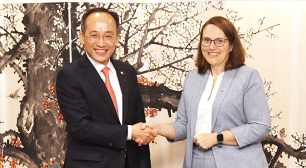 Choo Kyung-ho and Magdalena Rzeczkowska [Source : Ministry of Strategy and Finance]