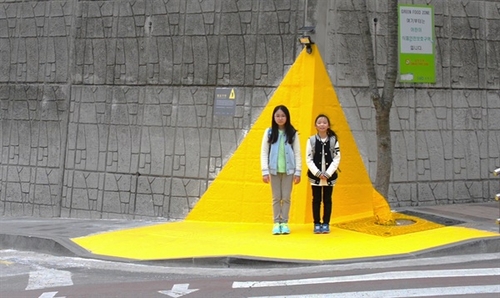 교통사고 등 사회문제 해결하는 공공디자인 사례 옐로카펫(옐로소사이어티)  <사진제공=문화체육관광부>