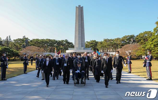 (서울=뉴스1) 안은나 기자 = 미국·영국·이탈리아 3개국 유엔군사령부·주한미군 복무장병들과 가족들이 25일 오전 동작구 국립서울현충원을 찾아 현충탑 참배를 마친 뒤 이동하고 있다. 2022.10.25/뉴스1  Copyright (C) 뉴스1. All rights reserved. 무단 전재 및 재배포 금지.