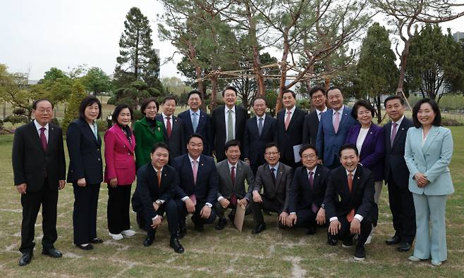 윤석열 대통령이 지난 2일 진행된 국민의힘 지도부와 만찬에서 방미 성과를 공유했다. 사진은 지난 2일 서울 용산 대통령실 파인그라스 정원에서 기념 촬영하는 윤석열 대통령과 국민의힘 원내지도부. /사진=뉴시스(대통령실 제공)