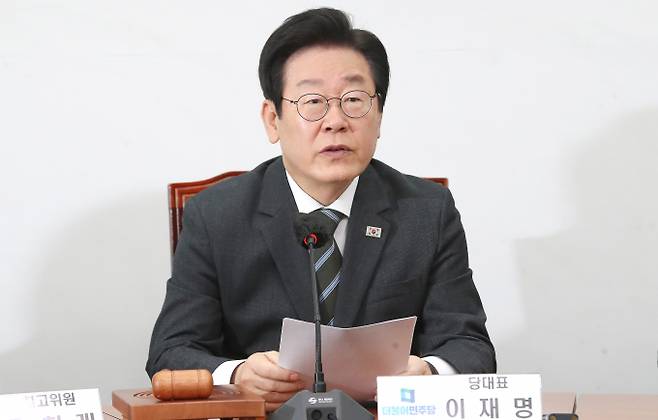 이재명 더불어민주당 대표가 노동자가 죽음을 선택하는 것과 관련해 윤석열 대통령에게 원천적 책임이 있다고 밝혔다. 사진은 서울 여의도 국회에서 열린 민주당 최고위원회의에서 발언하는 이 대표. /사진=뉴스1