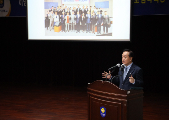 “창조적 실용 리더십으로 미래 열어야” 이병석 전 국회 부의장이 3일 안양대 강당에서 200여 명의 대학생과 교직원을 상대로 특강을 하고 있다. 안양대 제공