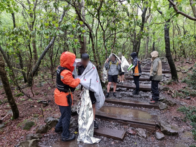 3일 한라산에서 하산하는 고교 수학여행단. [제주도 소방안전본부 제공]