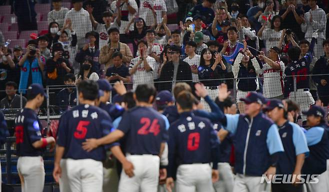 [광주=뉴시스] 이영주 기자 = 2일 오후 광주 북구 광주-기아챔피언스필드에서 열린 2023프로야구 KIA 타이거즈 대 롯데 자이언츠의 경기, 7대 4로 9연승을 이어간 롯데 선수들을 향해 팬들이 환호하고 있다. 2023.05.02. leeyj2578@newsis.com