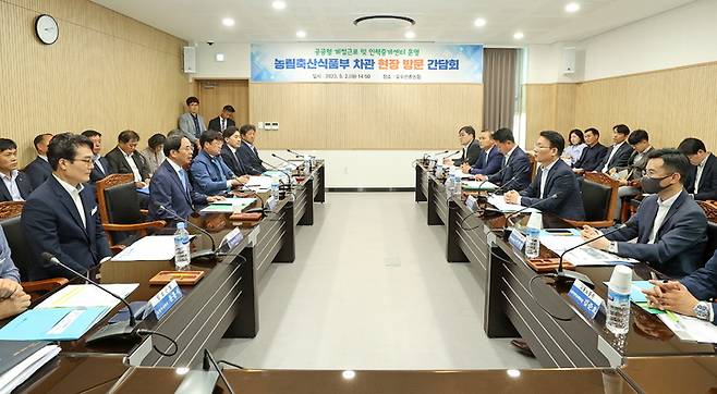 임실군을 방문한 농림축산식품부 김인중 차관(오른쪽 두번째)에게 심민 임실군수(왼쪽 두번째)가 '임실군 공공형 계절근로사업'에 대해 설명하고 있다. *재판매 및 DB 금지