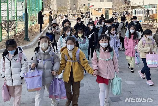 [청주=뉴시스] 지난 3월2일 개학한 충북 청주시 용아초등학교 학생들이 마스크를 쓰고 등교하고 있다. (사진=뉴시스DB). 2023.05.03. photo@newsis.com