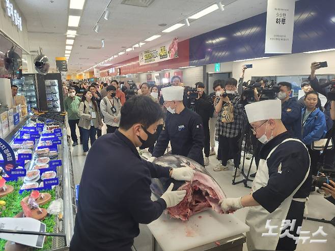 이마트 연수점에서 직원들이 참치를 해체하고 있다. 황영찬 기자