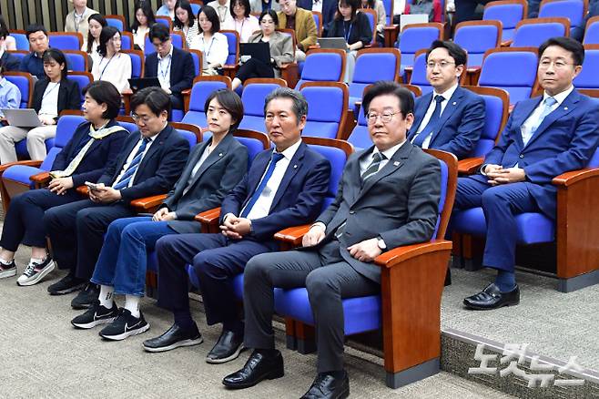 더불어민주당 이재명 대표와 최고위원들이 3일 서울 여의도 국회에서 열린 의원총회에 참석하고 있다. 윤창원 기자