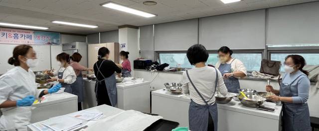 ▲보령시에 거주하는 다문화 이주 여성들이 보령노인종합복지관에 전달 될 머핀을 보령여성인력개발센터의 직업능력개발훈련을 통해 만들고 있다   ⓒ보령여성인력개발센터