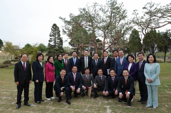 여당 원내 지도부와 기념촬영하는 윤석열 대통령 - 윤석열 대통령이 2일 오후 서울 용산 대통령실 청사 앞 야외 정원인 ‘파인그라스’에서 국민의힘 김기현 대표와 윤재옥 원내대표 등 여당 원내 지도부와 만찬을 함께하며 기념촬영을 하고 있다. 2023.5.2 대통령실 제공